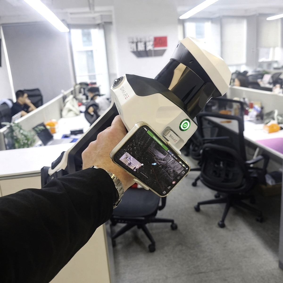 SHARE C10-32 Pro handheld scan in an office
