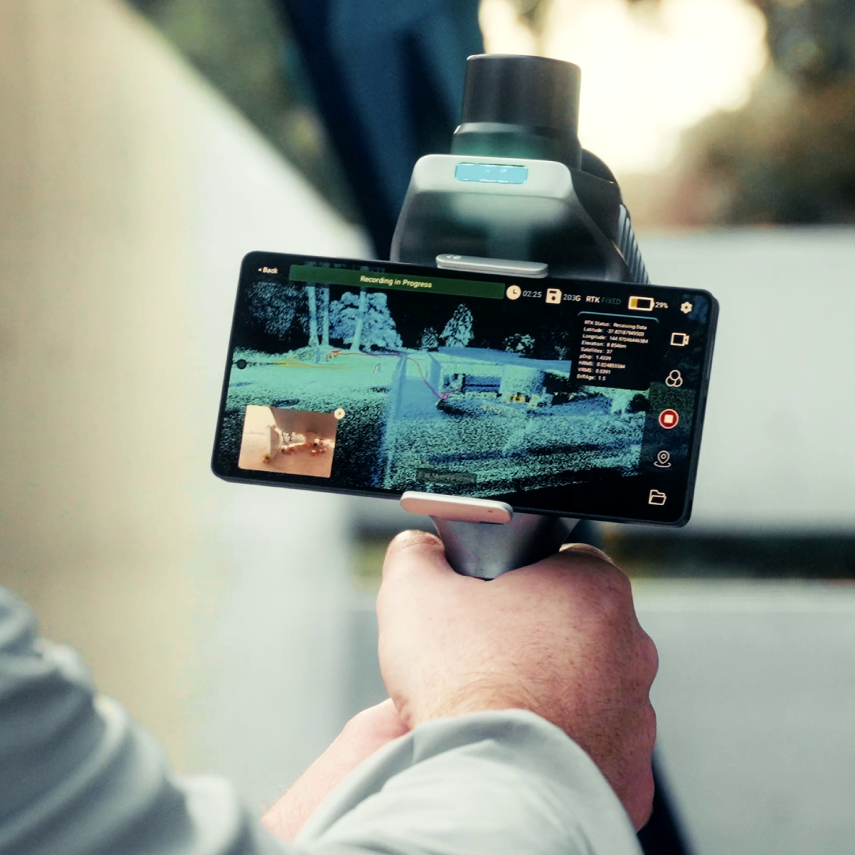 SHARE C1 Pro recording a scan, live point cloud on the mounted phone